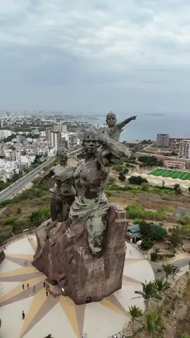 Le monument de la renaissance Africaine vie sous un autre angle. C’est juste magnifique 😍 🇸🇳 #senegal #roadtripsenegal #dakar #reelcreators 