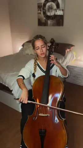 Siempre quise combinar el canto con el violonchelo. Por lo que este 2026 vais a verme mucho tocando mientras canto, este instrumento ha marcado mi infancia y ha demostrado ser parte de mi.❤️