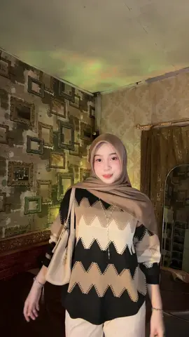Cozy mode on 🤎✨ sweater zigzag ini tuh bener-bener gampang dipaduin sama outfit apa ajaaa! Warm tone-nya cakep banget 🧸 #sweaterrajut #ootdhijab #rajutkorea #cozyoutfit #styleinspo 
