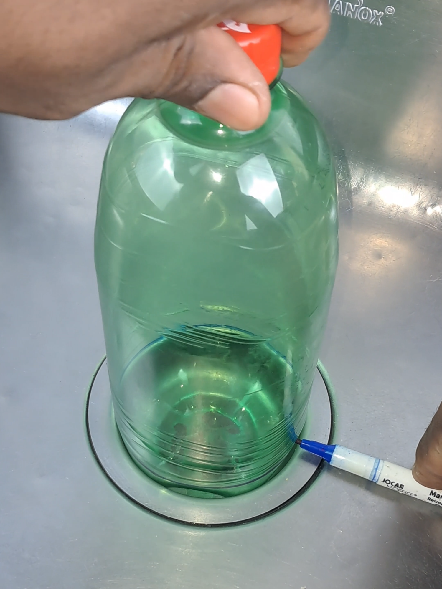 Esse truque com GARRAFA PET vai salvar sua cozinha! #diy #dicas#craftideas #gambiarra #racks #idea #criativo #inventos