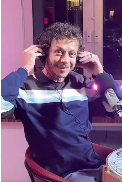 “Stiamo facendo libro e docufilm sulla mia carriera… CI SIAMO” 🎥🍿 #valentinorossi #motogp #vr46 #46 