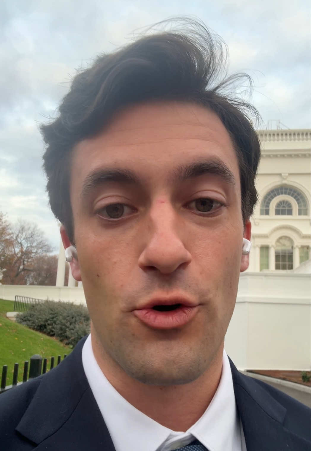 Donald Trump and Zohran Mamdani just had a lovefest in the Oval Office. Trump complimented Mamdani extensively, so much so Mamdani looked uncomfortable…  #news #trump #politics #fyp #mamdani 