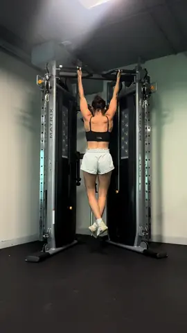 Is flex friday still a thing? #flexfriday #activewear #fitgirl #pullup #musclemommy 