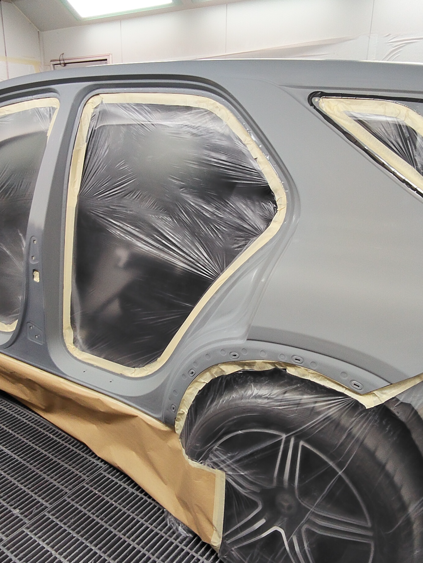 GLE 300-D Prep & Mask In this video, I will take you through the prep & masking stage on this Mercedes-Benz GLE 300-D in Alpine Grey 956.#spraypaint #automotive #autopaint #spraypainting #PPG #ANi #Mercedesbenz #Autopaint #carpaint