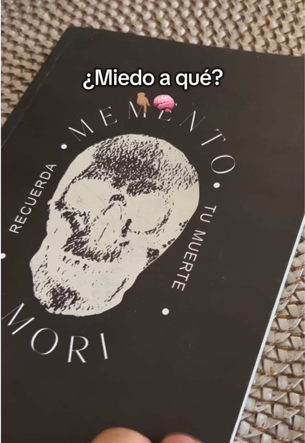 Memento Mori es un recordatorio poderoso de que la vida no es infinita… y por eso mismo, vale tanto. Este libro te invita a vivir con intención, a soltar lo que no suma y a entender que cada día es una oportunidad que no vuelve. Página tras página te conecta con lo esencial: tu tiempo, tus decisiones y el camino que eliges construir. ✨ Adquiérelo en TikTok Shop desde el ícono naranja del video. #mementomori #carpediem #filosofiadevida #estoicismo #blackfridayentiktokshop 
