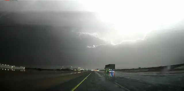 سـأكون دائماً سماء زرقاء داكنة، مع القليل من الـبرق 🪄⚡️