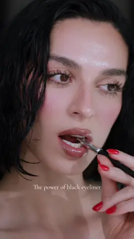That dark feminine touch 😍🖤 @Mina #Eyeliner 