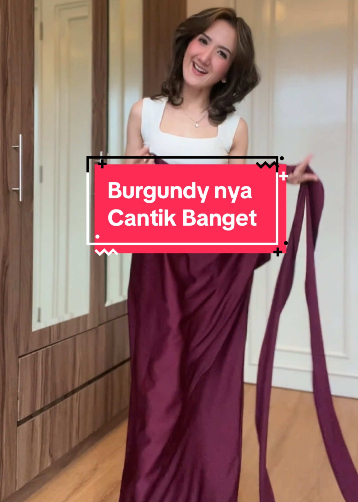 Gak worry naik BB⁉️, so happy rok lilit ini bisa ikut bentuk badan. Bisa panjang, pendek, dibentuk buat pingggang lebar atau kecil❤️. Thank you @Stellar Line #roklilit #roklilitmodern #roklilitkondangan #roklilitpolos #enggar 