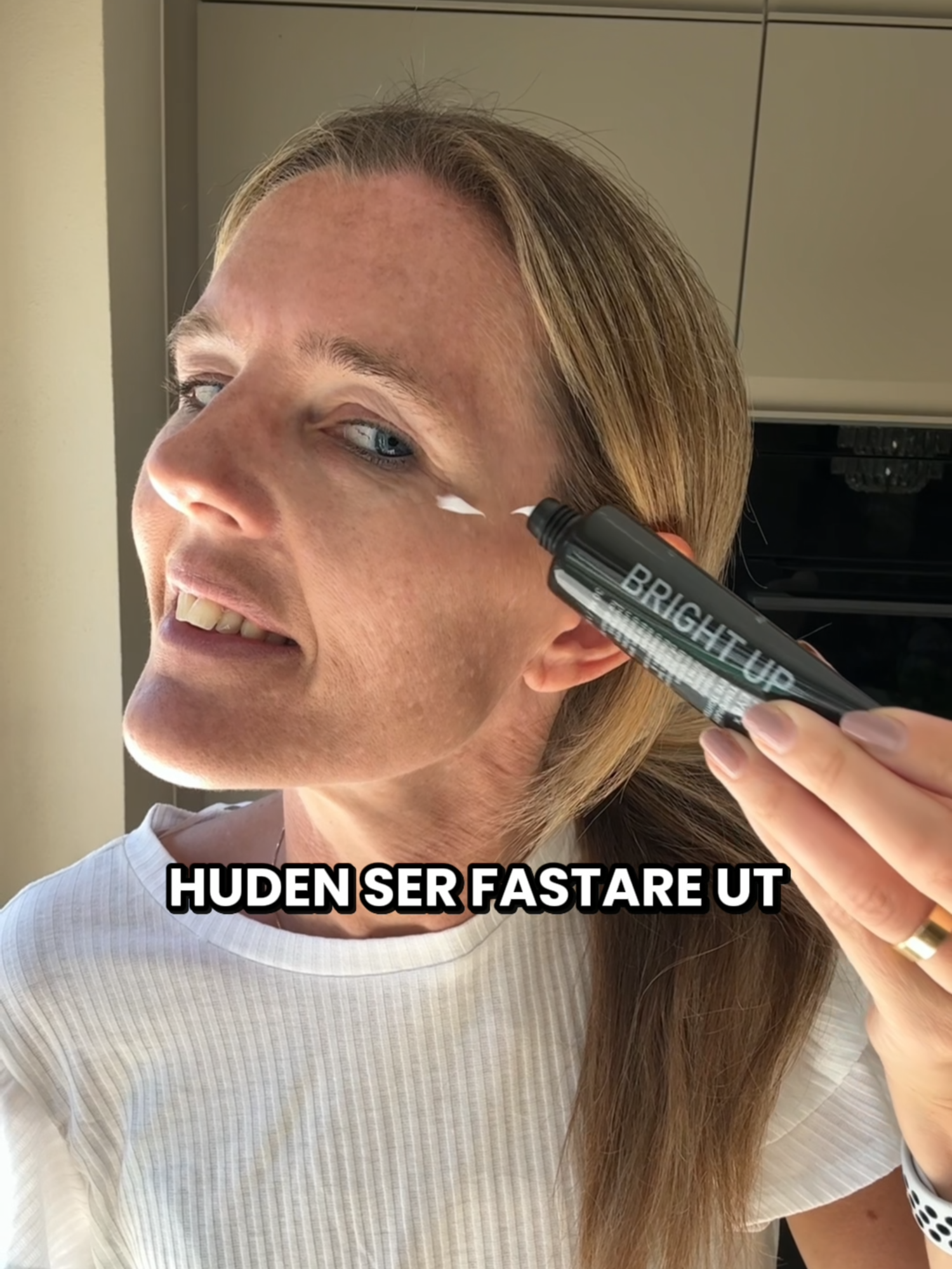 ⚫ BLACK FRIDAY MEGADEAL! 🟡 🖤 50% RABATT + GRATIS Ögonkräm + 🚚 FRI FRAKT 💛 Minska påsar under ögonen och rynkor på bara 60 sekunder! 😍✨ #BrightUp #BlackFriday