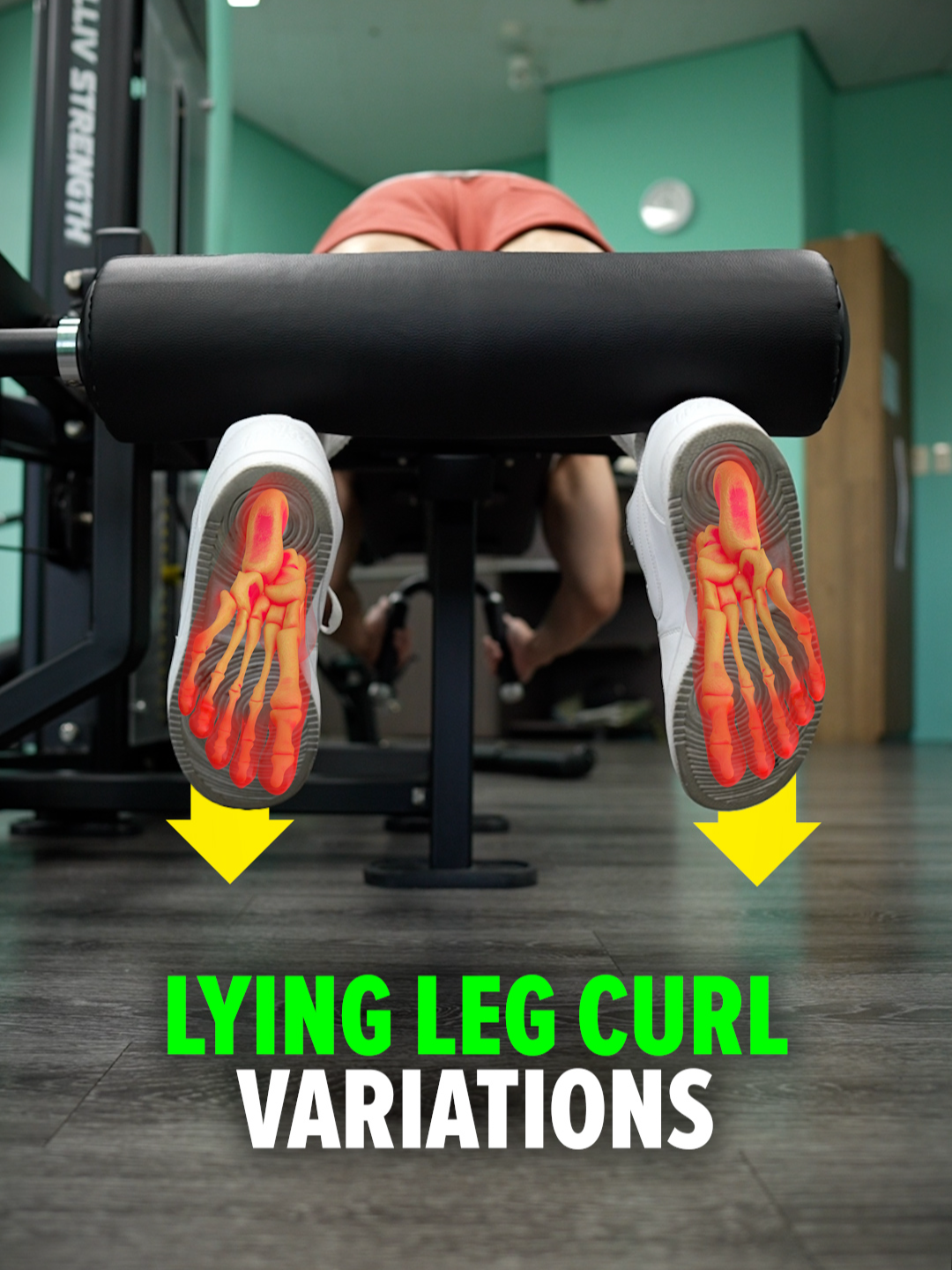 Size & Shred Training program 👉🏻 deltabolic.com (link in bio) Lying Leg Curl Variations — Know the Difference! • Toes Out: Slightly more inner hamstring emphasis • Toes In: Slightly more outer hamstring emphasis • Toes Neutral: Most balanced activation across the hamstrings Reminder: All parts of the hamstrings are active in every variation — foot rotation just shifts the subtle emphasis based on tibial rotation. #lyinglegcurl #legcurl