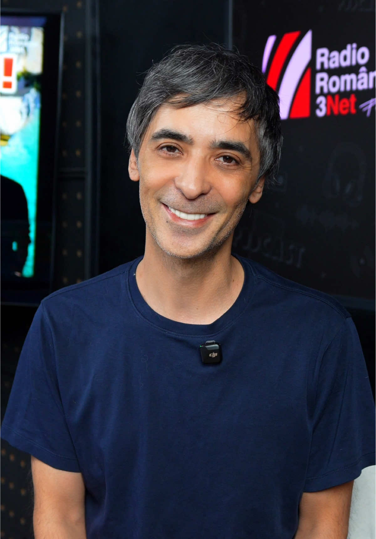Virgil — 13:00–16:00 După-amiaza care-ți pune zâmbetul pe față. Virgil îți livrează muzică bună, povești faine și zero stres. ••• #host #radio3net #radio3nettv #music #podcast