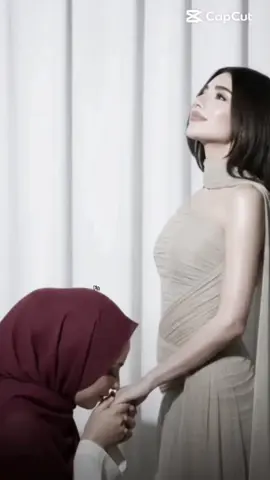 صدقتو شهد لانها نزلت دمعتين بس ؟ وسمعتو من الطرف الاول ووقفتو معاه ؟ بالعقل يعني سيدرا ماتقول كذا الا اذا كان فيه شي ! سيدرا هااديه ومستحيل تقول كذا الا اذا كان فيه شي صدق ! والهوشه منزمان بس شهد توه تطلع وتتكلم عنه لما شافت سيدرا اكسبلور تبي تنقص سيدرا وترتفع هي ؟ شهد كان تقدر تتكلم عن الهوشه منزمان بس لما شافت الاكسبلور عن البيوتي والجوي اووردز جت وتكلمت عشان وش ؟ تنزلهم وتطلع هي اكسبلور وترشحونه لجوي اووردز وماتصوتون لشيرين ؟ طيب خل نقول لو ترشحت وش فادتكم فيه ؟ ووش اثرت فيكم ؟ ووش سوت عشان بلدها ؟ واصلا مافتخرت فيه والعراقيين مستمرين معها وهي مو داريه فيهم ، سيدرا بنت ماتستاهل الهجوم ابدا سيدرا ماتقول كذا ! سيدرا لما قالت لشهد لاتتكلمين عننا ، وشهد تقول انها ماتكلمت ؟ واليوم ميلاد لما رحتي لسنـ،ـاب وقلتي ماعزموك ويعني مادري انه مسوين يوم ميلاد ؟ ذا كله وتقولين انك ماتكلمتي وتسوين نفسك مو داريه ابدا ولما طلعتي بمقابله وقلتي حتى لو انتي غلطانه بتحاولين تصيرين انتي الصح ؟ يعني ركزو !! هي الغلط وتحاول تصير الصح ؟ بعدين دعوت المظلوم مستجابه ولكل شخص واقف مع شهد شتحسون فيه بالله ؟ وانتو ماسمعتو من الطرفين ولنها نزلت دمعتين يعنني حزينه وكذا ؟ ، وشهد اصلا متهاوشه مع اهلها عشان سبب تاافه ! وتتهاوش مع سيدرا وتوقفون معها ؟ يعني بالعقل شهد متهاوشه مع اهلها بعده سيدرا وبتوقفون معه ؟ مبين ان شهد مسويه شي ! وبعدين سيامند تبـ،ـلك اختك عشان زوجتك ؟ وتبلـ،ـك البيوتي بعد ماكنت تروح معهم وتسولف معهم ؟ بالعقل يعني لاتوقفون مع شخص مادام الثاني ماقال شي ! ، نم مظلوم ولاتكون ظالم !!وايصح ترا دعوت المظلوم مستجابه باي وقت !!  . . . . . . . . . . . . . . . . . . . لحد ياخذ شي لطفا ، تاخذون ( اصوتي ؟ افكاري ؟ فيديوهاتي ؟ ) مااسامح لو بيني وبينك ايشي !! #تصاميم_فرح #جيش_كادينزا🧏🏻‍♀️ #سيدرا_بيوتي #explore #اكسبلور @Cedra 