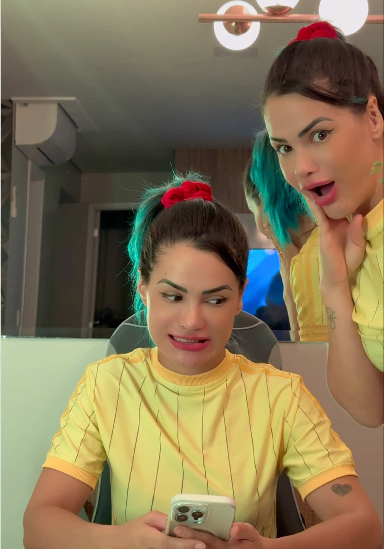 Será que o Apollo vai conversar com a Coralia mesmo? 😳😅 Amo relaxar fazendo massagem e… conversar no app Emochi! 😍 São várias personagens de IA disponíveis pra conversa, tem uns prontos e você pode criar uma personagem também. Já aviso, eles são sem filtro! 🤭 Baixe o app Emochi, o link está na bio! 💛 #Emochi #ia #ai #trend 