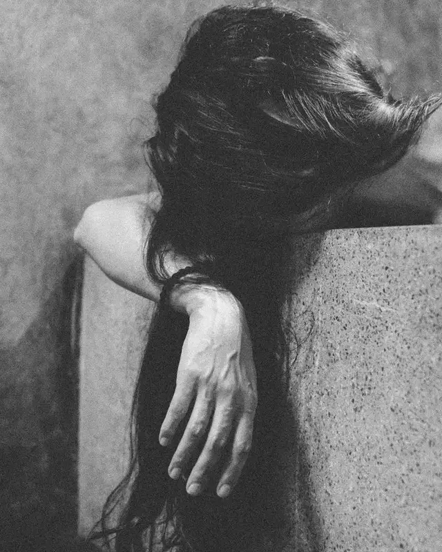 كأنَّ الحُزنَ سَكنَ عُروقي، لا يَغادِرُها إلّا ليَعودَ أثقَلَ مِمّا كان، أُخفيهِ كَي لا يَراهُ أَحَد، وأَبتَسِمُ كَأنَّ الدُّنيا لَم تَكسِرني مِرارًا. تَعلَّمتُ أنَّ الصَّمتَ أَكرمُ مِن الشَّكوى، وأنَّ الوَجعَ حينَ يَسكنُنا يُصبِحُ وَطَنًا لا يُغادَر. ما عُدتُ أَنتَظِرُ فَرحًا، فَكُلُّ ما يَأتيني إمّا يُوجِعُني، أو يُذكِّرُني بِما أوجَعَني قَبلَه. .  .  .  .  .  . .  .  .  .  .  .  .  .  .  .  .  .  .  .  .  #fyp #fyp #fyp #fyp #fyp 