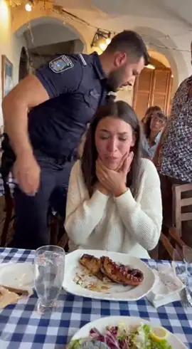 #heimlich #AI #police #greektiktok #sora Αστυνομικός σώζει με την λαβή χάιμλιχ κοπέλα που πνίγεται από φαγητό σε ταβέρνα.  