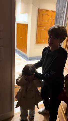 Hoje partilho a reação dos meus filhos à magia que encheu a nossa casa.  O meu super filho que entrou na fantasia do elfo para fazer a mana acreditar, mostrou-me mais uma vez que ser irmão também é saber criar encanto nos olhos do outro (às vezes 🤭 quem é mãe de dois ou mais sabe).  Mas enquanto a casa brilha, o coração lembra-me que o Natal já não é o mesmo.  Falta gente à mesa.  Falta o riso dos meus avós, as mãos que faziam filhoses e rabanadas com o carinho de quem sabe amar devagar. 💖 Falta aquela presença que não volta… mas nunca sai de nós. E, ainda assim, é por eles e pelos meus filhos que continuo.  Continuo a acender luzes, a pôr cor na mesa, a abrir espaço para a magia entrar. Porque tudo o que os meus avós fizeram por mim, agora sou eu que faço por eles. Hoje, percebo que o Natal não se perde.  Transforma-se.  Passa de mãos em mãos e outra vez no brilho dos olhos dos meus filhos . 🎄❤️