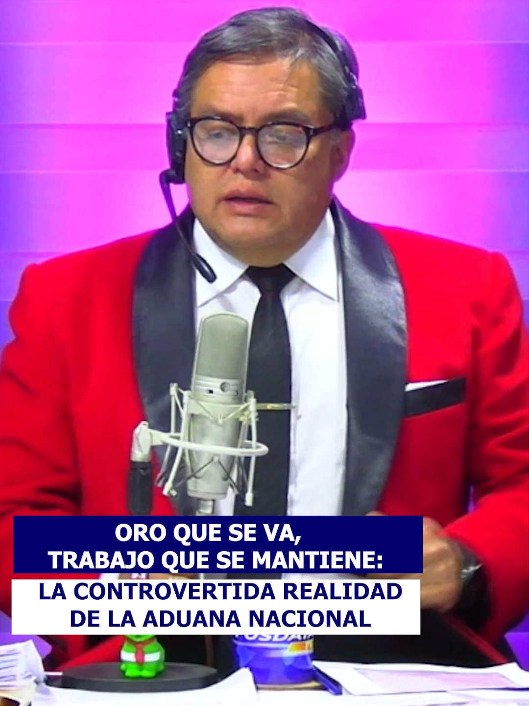 ORO QUE SE VA, TRABAJO QUE SE MANTIENE: LA CONTROVERTIDA REALIDAD DE LA ADUANA   En su programa Posdata, el periodista Juan Carlos Arana realizó una denuncia pública sobre hechos controvertidos en la Aduana Nacional. Arana presentó documentos oficiales que, según explicó, evidencian que hubo despidos dentro de la institución, aunque a los afectados se les habría asegurado cargos en distintos puntos del país.  El periodista señaló que su documentación incluye nombres, apellidos y cargos específicos, mostrando un patrón que, según Arana, refleja prácticas internas irregulares dentro de la Aduana.  Además, Arana recordó que todo esto ocurre tras las salidas irregulares de oro del Banco Central de Bolivia hacia territorio árabe, sobre las cuales no se conoce con certeza la cantidad ni si el oro regresará al país, lo que ha generado alarma y cuestionamientos sobre la transparencia de la operación. #Posdata #ADUANANACIONAL #BANCOCENTRALDEBOLIVIA #DENUNCIA #BOLIVIA