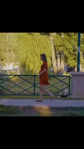 Uzun zaman sonra geri döndüm🫶🏻🫶🏻🫶🏻 Bu çift fav😋💍💝 #karantina #keşfetküsmüyüzkanka #keşfetaçılartıkyeter #kesfetbeniöneçıkart #keşfetalbunuartık  🥞✨ Pankek Tarifi ✨🥞 Malzemeler: •	1️⃣ su bardağı un 🌾 •	1 yemek kaşığı şeker 🍬 •	1 tatlı kaşığı kabartma tozu 🧂 •	1 tutam tuz 🧂 •	1 yumurta 🥚 •	3/4 su bardağı süt 🥛 •	2 yemek kaşığı eritilmiş tereyağı 🧈 veya sıvı yağ 🌻 •	İsteğe bağlı: vanilya 🌿 ⸻ Yapılışı: 1️⃣ Kuru malzemeleri karıştır: un, şeker, kabartma tozu ve tuz 🌾🍬🧂 2️⃣ Yumurtayı, sütü ve tereyağını ekle 🥚🥛🧈 Karıştır, pürüzsüz olmalı ✨ 3️⃣ Tavayı orta ateşte ısıt 🔥 Yapışmazsa biraz yağ sür 🌻 4️⃣ Hamurdan küçük kepçeler alıp tavaya dök 🥄 5️⃣ Üstü kabarcıklarla dolunca ve kenarları hafif kuruyunca çevir 🔄 6️⃣ Diğer tarafı da altın rengi olana kadar pişir 🥞🌟 7️⃣ Sıcak servis yap, üzerine bal 🍯, reçel 🍓, çikolata 🍫 veya meyve ekle 🍌🍇 ⸻ Afiyet olsun! 😋