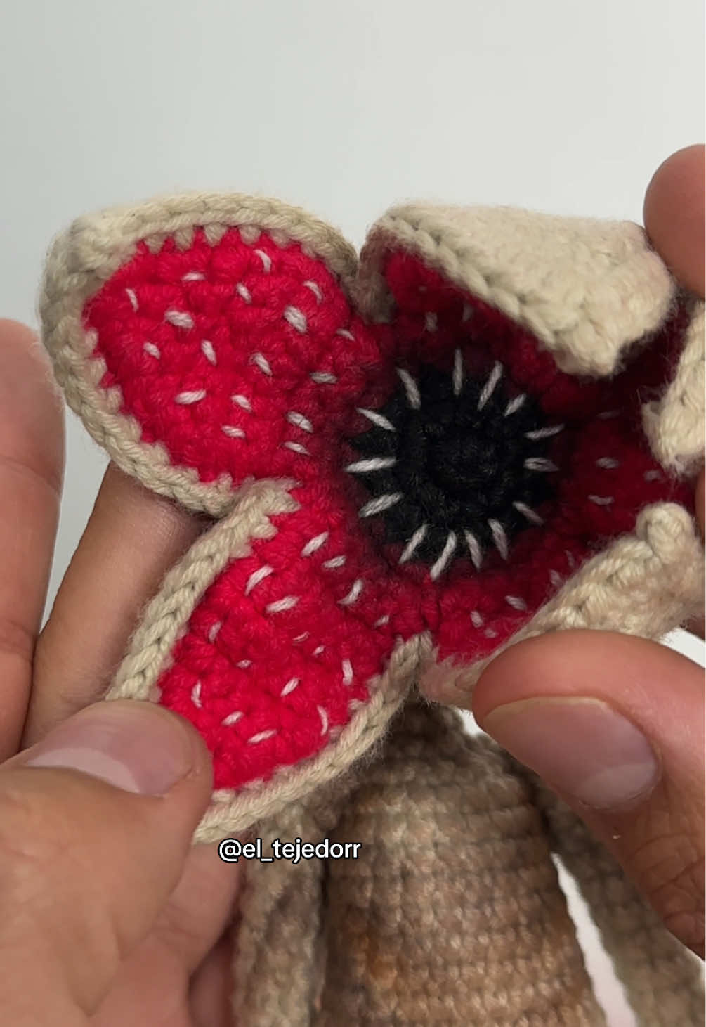 Estás listo para este Demogorgon? 🤯🤩🧶🧶 @Stranger Things  ¿Quieres este tutorial? Recuerda compartir  . . . . #demogorgon #strangerthings #eltejedor #amigurumi 