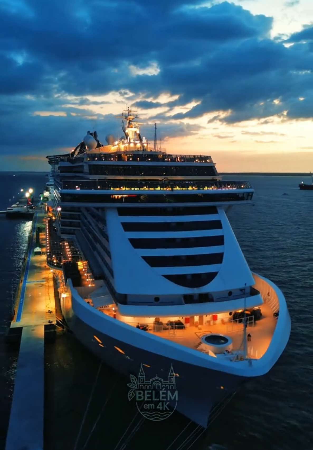 🚢✨ Despedida dos gigantes em Outeiro Depois de semanas em solo paraense, os dois cruzeiros atracados na Praia da Brasília se preparam para zarpar. Amanhã, sábado, eles iniciam a viagem de volta aos seus locais de origem — levando consigo toda a estrutura que transformou esses navios em verdadeiras cidades flutuantes durante sua passagem por Belém. Foram dias em que Outeiro recebeu passageiros e tripulantes de todo local do mundo, hospedagens completas dentro dos navios e toda a movimentação que mudou a rotina da orla. Agora, chega a fase final: motores aquecendo, tripulação a postos e o adeus de dois dos maiores navios que já passaram pela ilha. Um capítulo marcante para o turismo, para Outeiro e para a história recente de Belém. 🌅⚓️ #Belém4K #Outeiro #PraiaDaBrasília #Cruzeiros #Despedida 