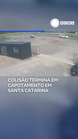 Um acidente inusitado foi registrado em uma rodovia de Penha, em Santa Catarina. Nas imagens, dois carros seguem pela pista quando o veículo branco, que trafegava em alta velocidade pela faixa da esquerda, tenta ultrapassar o carro prata. A manobra, no entanto, parece ter sido mal calculada: o branco atinge a traseira do outro veículo, que perde o controle, sai da pista e capota até parar no pátio de uma empresa. Três pessoas estavam no carro atingido; uma delas chegou a ser arremessada para o teto do veículo. As vítimas foram levadas ao hospital, duas delas em estado grave. 📲 #RecordNews