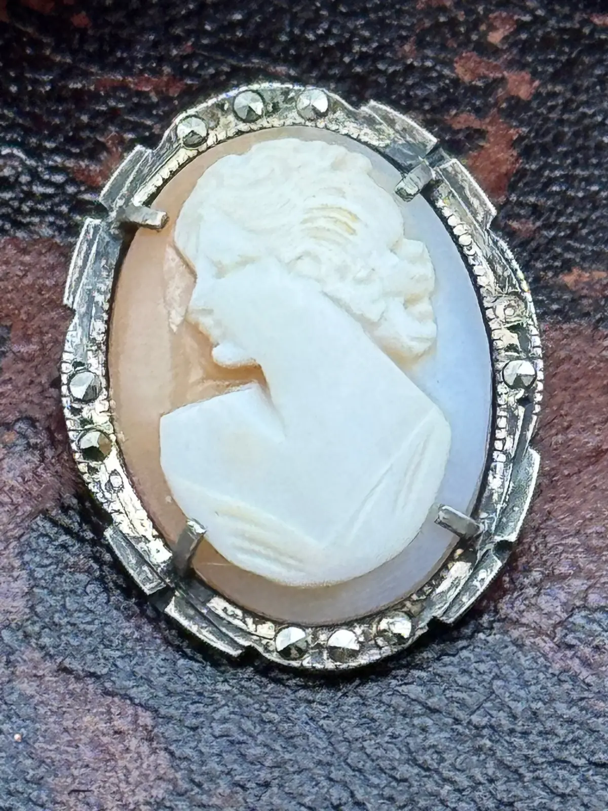 Brought some treasures home that are just begging to slip into a Christmas stocking… 🎁 Hand carved shell cameos, a chunky sterling link bracelet, two Victorian heart “love” padlocks with their keys (so rare to still have the key!), and an ornate old world brooch – little luxuries that feel like heirlooms from the very first wear. If you are curating an old money style jewelry box this season, these are the pieces you reach for. ✨ Message to purchase before these are listed. #OldMoneyStyle #OldMoneyJewelry #VictorianJewelry #AntiqueJewelry #CameoBrooch                   