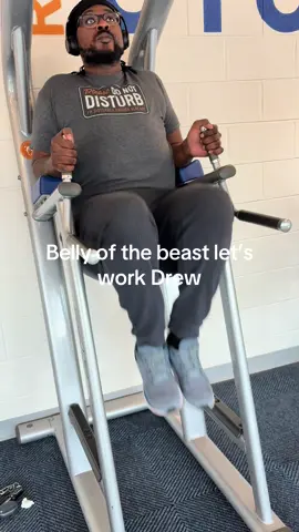 Big drewwwww already did 4 sessions this week see you tomorrow. How dedicated are you ????? 5 days on 2 days off let’s work . 200 for 12 sessions #personaltrainers #chicago #motivational #chicagopersonaltrainer #personaltraineronline👈🏾 