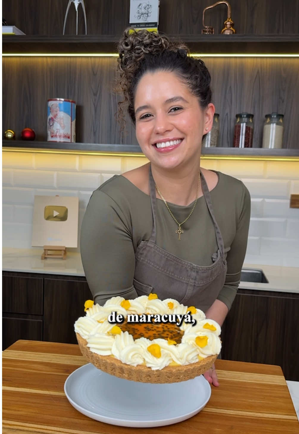 TARTA DE MARACUYÁ CREMOSITA 🍰💛 Un postre refrescante y deliciosa para acompañar todas sus reuniones. El toque ácido del maracuyá con lo suavecito de la crema es otro nivel, y el ganache les va a cambiar la vida 🤩 Conseguir los ingredientes es súper fácil con mi City sport de @Honda. Voy segura, cómoda y sin preocupaciones 🤗 Ingredientes: 200 g galleta de vainilla 20 g azúcar 5 g sal 130 g mantequilla derretida sin sal Relleno: 250 g crema de leche 290 g zumo de maracuyá 165 g azúcar 6 und yemas de huevo 2 g sal 40 g maicena 120 g mantequilla sin sal (fría) Ganache de chocolate blanco: 275 g crema de leche c/n esencia de vainilla 190 g chocolate blanco Jalea de maracuyá: 150 g pulpa de maracuyá 40 g azúcar #recetasfaciles #navidad #publicidad 