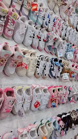 ¡Este fin de semana tienes que venir a #bazarlomasverdes  🌟 Llegaron los modelos más top, las nuevas colecciones y esos pares que todos están buscando. Es el momento perfecto para renovar el estilo de los peques con lo más nuevo, fresco y de tendencia. Ven, prueba, elige y llévate tus favoritos. ✨ Nuevas llegadas. Nuevos estilos. Nueva vibra. ¡Te esperamos con la mejor atención y la mejor energía! ¡Visítanos y vive la experiencia este fin de semana! 💥👟