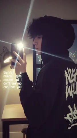 Step 1 - Buka Chrome/ gemini ai Step 2- Login Akun Google kamu Step 3 Masukan Foto yang akan di edit Foto masuk di (+) Step 4 - Masukan text di bawah ini 👇🏻 Buatkan foto Seorang pria muda tanpa mengubah referensi wajah, sedang mengambil swafoto di depan cermin dengan menggunakan ponsel. Ia mengenakan hoodie hitam dengan tudung yang menutupi sebagian rambutnya, berpose dari samping sambil memegang ponsel dengan satu tangan. Pantulan cahaya flash dari kamera ponsel menciptakan efek sinar yang memancar secara diagonal, menambah kesan dramatis pada foto. Rambutnya berwarna hitam gelap dan agak berantakan, jatuh di dahi dan menutupi sebagian wajah. Di tangannya terdapat satu cincin di jari telunjuk yang memberi kesan edgy dan stylish. Tulisan berukuran besar berwarna putih terlihat di bagian belakang hoodie, menciptakan kontras kuat dengan warna hitam pekat kain. Latar belakang menunjukkan interior Ruangan Interior Modern Minimalis dengan dinding putih, meja kayu, dan jendela besar yang memancarkan cahaya lembut dari luar. pose: Pria berdiri membelakangi arah cermin, tapi tubuhnya sedikit miring ke samping kiri. Wajahnya hanya terlihat dari samping (profil kiri) karena ia memegang ponsel di depan wajah untuk selfie. Tangan kiri memegang ponsel di depan wajah dengan posisi agak tinggi (sejajar dengan mata). Jari-jari tangan membentuk posisi santai namun kuat — sebagian menutupi bagian bawah wajah. Tangan kanan tidak terlihat jelas, kemungkinan berada di sisi tubuh. Bahunya agak naik sedikit karena posisi tangan mengangkat ponsel. Pose secara keseluruhan terlihat santai tapi bergaya, memunculkan aura cool, misterius, dan sedikit edgy. Gaya pencahayaan: Hd kontras tinggi, dengan efek flare cahaya dari kamera. Nuansa foto: misterius, cool, minimalis, modern, dan bergaya urban streetwear. Gaya visual: fotografi reflektif artistik, potret bergaya mirror selfie, komposisi sinematik, tone lembut tapi kontras, realistik dengan detail pakaian dan cahaya yang jelas. #geminiai #aiportrait #ai #fyp #branda 