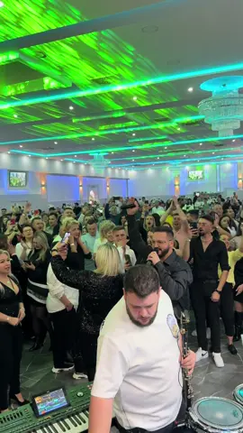 700 de romani alături de mine azi vineri la Mannheim! Maine ne vedem la @Disco Magic STUTTGART 😘