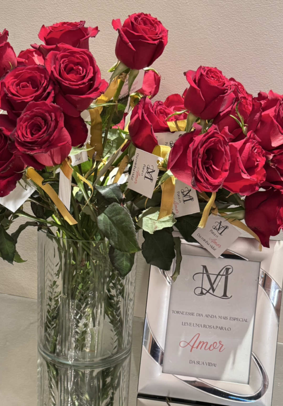 Até no banheiro o amor deu as caras. Rosas disponíveis para que eles presenteassem suas amadas. Porque carinho nunca é demais… e detalhes fazem toda diferença! Compartilha com quem ama detalhes românticos.