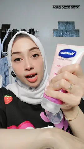 Vaseline soft & glow menutrisi kulit dan membuat kulit bersinar, gunakan secara rutin yuuuk agar hasilnya maksimal🥰