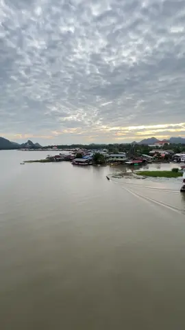 บรรยากาศช่วงเย็นบนสกายวอล์ค กาญจนบุรี คือสวยมาก!  #สกายวอล์คกาญจนบุรี 