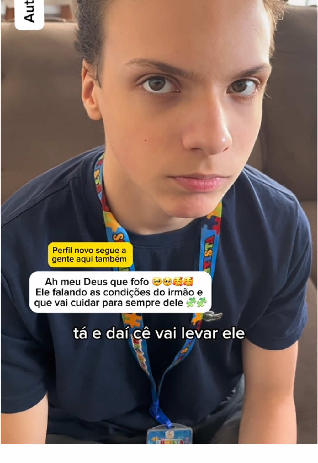 Gente que fofura o Chiquinho 🥰🥰 Os irmãos Autistas Charles e Chiquinho🧩🧩 ** Charles (18 anos) é nível de suporte 2.  Chiquinho (13 anos) é nível de suporte 1. Eles tem comportamentos completamente diferentes. Sabemos que nenhum autista é igual ao outro. Eu sempre falo que você pode saber tudo sobre o autismo e ter estudado muito sobre isso. Mas você tem que estudar o autista. Pois como nenhum autista é igual ao outro,  a abordagem e as terapias são diferentes para cada um deles.  Venham conhecer os irmãos autistas Charles e Chiquinho. Essa dupla é um amor!!Postando um dia a dia atípico e muito legal. Impossível não se apaixonar por eles!!! Vivência com os animais!! Brincadeiras. Atividades. Obstáculos do dia a dia e etc Venha conhecer !! Autismo, amor e inclusão social 💙💙🧩🧩 #autismo #fyp #trend #model #viral 