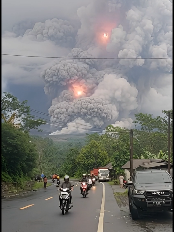 semoga semua dalam lindunganMu. Aamiin 🥲🥲🤲 #erupsi #gunung #semeru 
