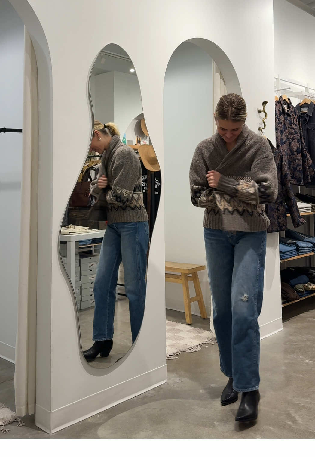 Friday #OOTD featuring the most gorgeous one-of-a-kind ring and my new favorite sweater!  Ring for sale in my shop!  💌 Ship anywhere in the USA  #handmadejewelry #oneofakind #shopsmall #christmas #nashville #boutiqueowner #boutique 