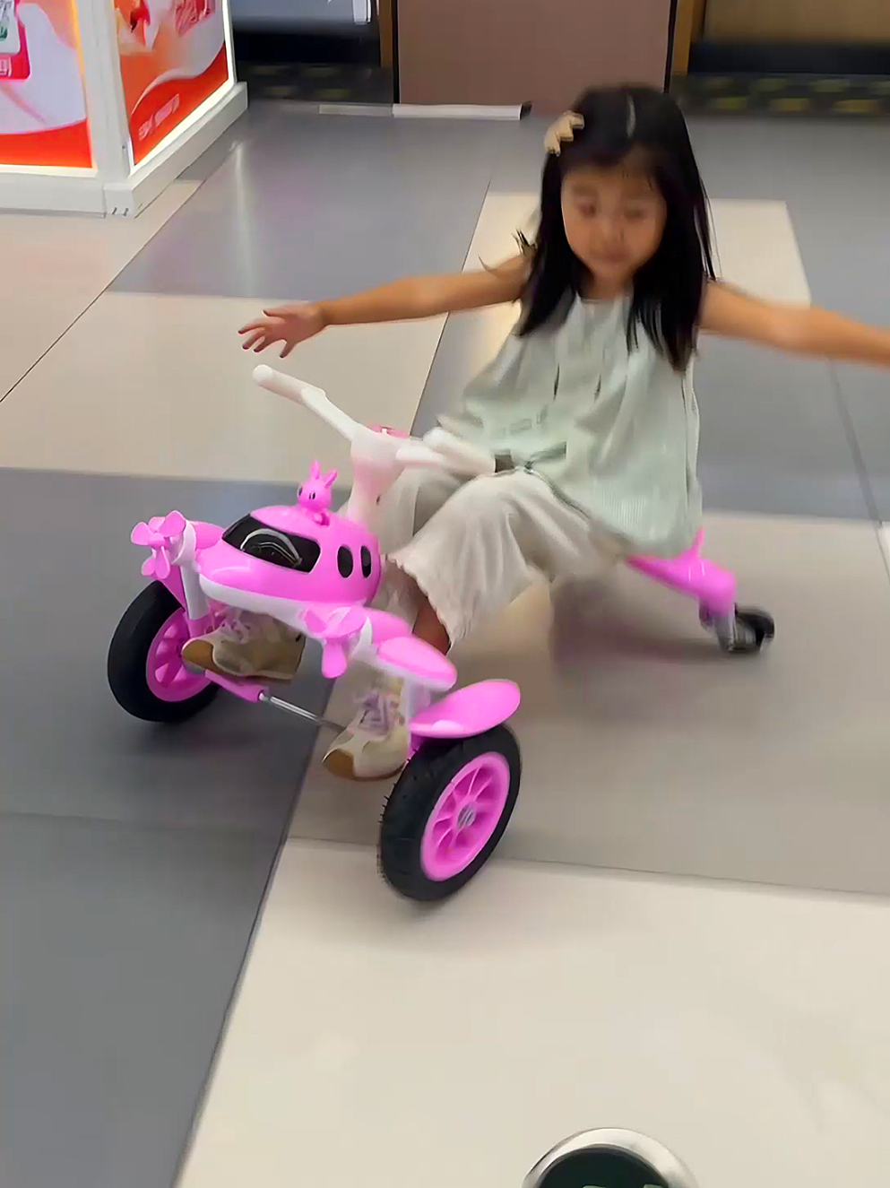 Sepeda ala drift kart, kalo mau main harus ditempat yg permukaannya mulus yaaa 🏎️🏎️🏎️ . . . #fyp #review #mainan #mainananak #toys 