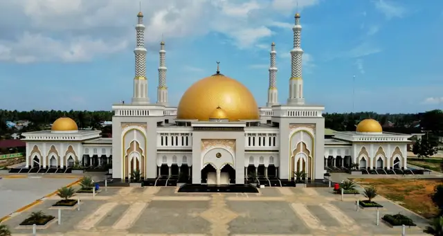 Masjid Agung Al-Falah Mempawah adalah masjid terbesar dan termegah di Kabupaten Mempawah, Kalimantan Barat. Terletak di Jalan Raden Kusno, masjid ini berada di tengah jalur utama penghubung Pontianak–Singkawang, sehingga selalu menjadi ikon yang terlihat jelas oleh siapa pun yang melintas. Diresmikan pada 25 November 2021 oleh Wakil Presiden ke-8 dan ke-10, Jusuf Kalla, masjid ini menjadi pusat kegiatan keagamaan dan kebanggaan warga Mempawah. Arsitekturnya megah, lingkungannya bersih, dan suasananya sangat nyaman untuk beribadah maupun sekadar menikmati ketenangan. Masjid Agung Al-Falah bukan hanya tempat ibadah, tetapi juga menjadi destinasi religi dan wisata kota yang wajib dikunjungi. Keindahan bangunannya, suasana islami yang kuat, dan lokasi strategis menjadikannya salah satu landmark terbaik di Mempawah. #MasjidAgungAlFalah #MasjidAlFalahMempawah #Mempawah #KotaMempawah #MempawahHilir 