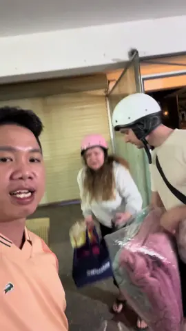 Tuy rằng họ không chung ngôn ngữ đất nước Việt Nam. Nhưng cảm nhận họ rất tình thương đồng cảm quê mình đang gặp khó gặp ngập lụt. Cảm ơn các bạn rất nhiều. Rất trân quý.#bão #bãomientrung #baonhatrang 