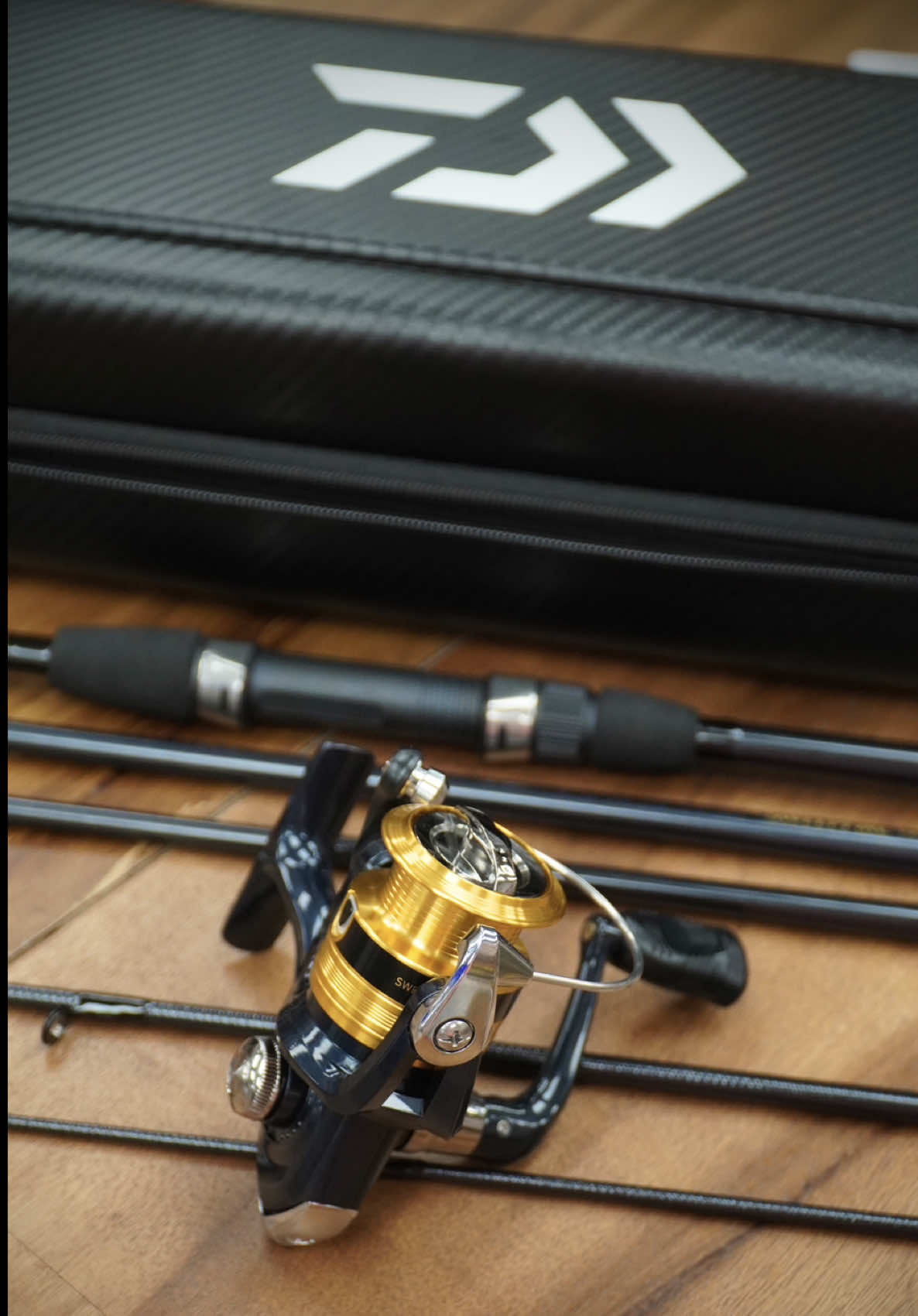 DAIWA Carbon Case Travel Pack Adquiérelo en nuestra página web  www.articulosdepesca.mx Visítanos en nuestra sucursal:  Av. De Las Américas #120 📍 Colonia Ladrón De Guevara C.P. 44600 Guadalajara, Jalisco. Recuerda que tenemos envíos GRATIS a toda la república en compras mayores a $1,899.00 MXN (No aplica en kayaks) #TiendaDePesca #ArticulosDePescaMx #BlackBassMx #DAIWA     