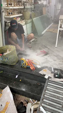 Cắt có 2 cục lề mà chủ nhà bo cho từng này vàng, quá ngon lành 🤤 #nhômkính 