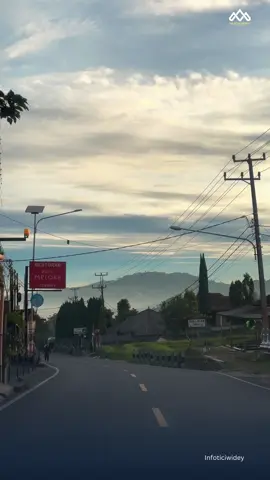 Selamat berakhir pekan di Ciwidey bagi yang sedang meluncur ke Ciwidey. Bagi yang mager di rumah selamat beristirahat dan berkumpul bersama Keluarga. Bagi yang bekerja, sekolah, kuliah dan beraktivitas di hari sabtu selamat menjalankan aktivitas semoga berkah dan mendapat rezeki melimpah aamiin ____________________ Follow Media Sosial : ▫️Instagram : @infoticiwidey ▫️Tiktok : @infoticiwidey ▫️Facebook : @infoticiwidey ▫️Youtube : @infoticiwidey Tim Kreatif :  @officialteam.infoticiwidey  @iderideran.id ____________________ #infoticiwidey #ciwidey #pasirjambu #rancabali #bandung1000kampung     