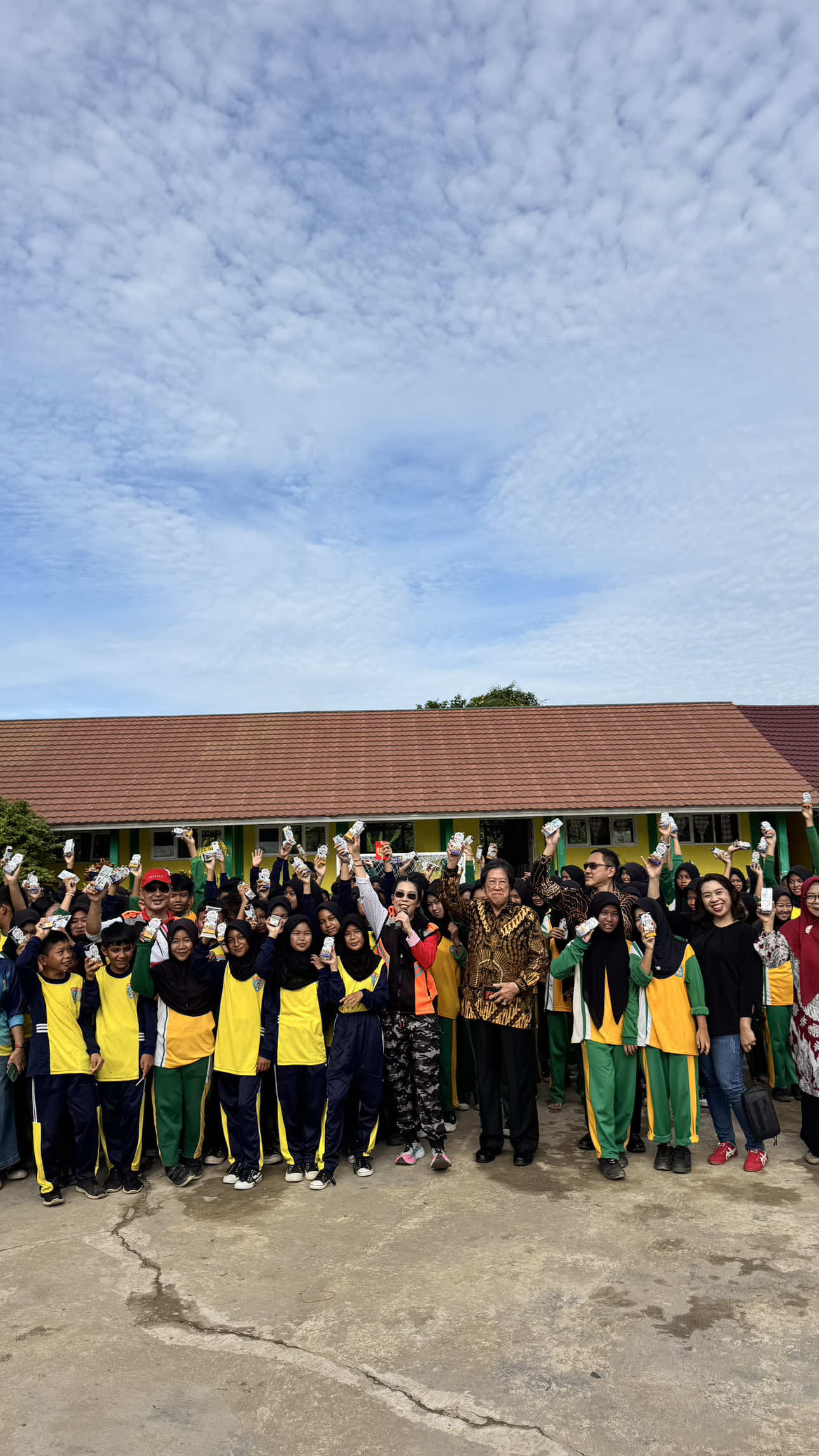 Hari ini, kami berkesempatan mengunjungi SMPN 16 Singkawang bersama Bapak Handoko dan didampingi Kadis Pendidikan. Komitmen kami untuk memastikan kualitas pendidikan terbaik bagi generasi penerus di Singkawang terus berjalan. Terima kasih atas sambutan hangatnya! #kotasingkawang #singkawanghebat #singkawangjuara #dinaspendidikankotasingkawang 