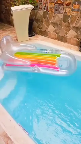 Perfeito para relaxar na piscina! Colchão boia inflável confortável, resistente e ideal para curtir o verão com estilo. #colchaoboia #boiainflavel #boiapiscina #verao2025 #piscinadivertida 