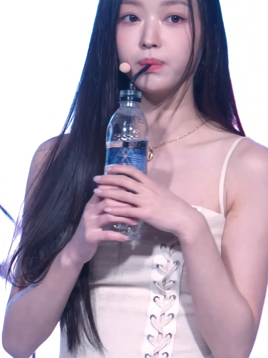 🥰오마이걸 유아🤩빨때는 행복해👄🥰