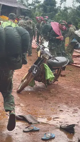 thương chưa,nghe tin đồng bào ngập lụt,dày dép không kip gom lật đật lên đường đến với bà con,cố lên miên trung ơi #thinhhanh #lụtmiềntrung #xuhuong #tiktok #mưa 