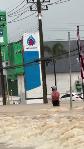 สถานการณ์เช้านี้ ฝนยังไม่หยุดตกเลย ตกยาวๆ มาไม่พักเลยรึ หวังว่าจะผ่านไปโดยเร็ว ✌🏻 เอาใจช่วยทุกคนเช่นกันครัย #หาดใหญ่น้ำท่วม68 น้ำท่วมคอนโดครั้งแรก 22/11/2025 #hatyai