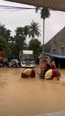 ขออนุญาตคนในคลิปนะคะ 555555 #น้ำท่วมหาดใหญ่68 #คนไทยเป็นคนตลก 