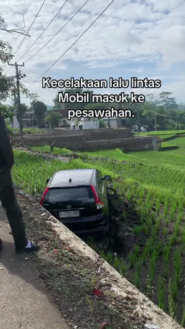 Ijin melaporkan!    Telah terjadi kecelakaan lalulintas di dekat polsek lewigoong garut,di Jalan Pasopati. Terpantau sebuah mobil  memasuki pesawahan warga dan mengalami kerusakan (sabtu 22 november 2025).  #infogarut #garutupdate #garut #kecelakaan #lalulintas 